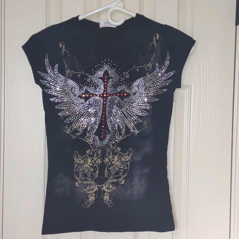 This eye catching sparkling winged cross t-shirt by Pink Rock size small!